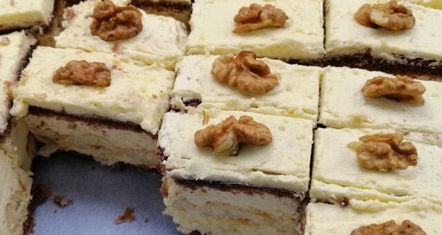 Ancsa krémes fincsije sütemények tányéron