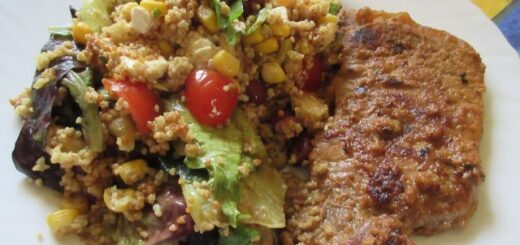 mustáros karaj kuszkuszos salátával tányéron