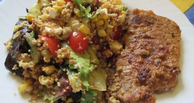 mustáros karaj kuszkuszos salátával tányéron