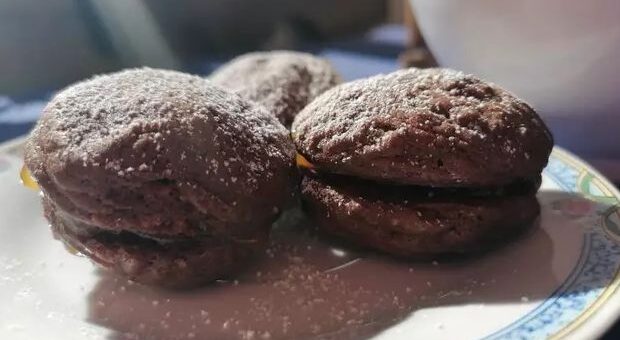 három rigoletto sütemény tányéron