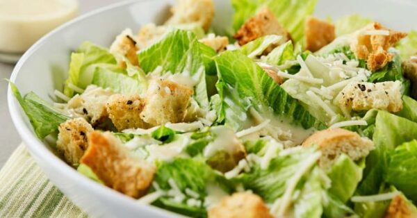 friss saláták egyik legkedveltebbje a cézár saláta tányéron