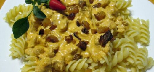 csikós tokány fusilli tésztával tányéron