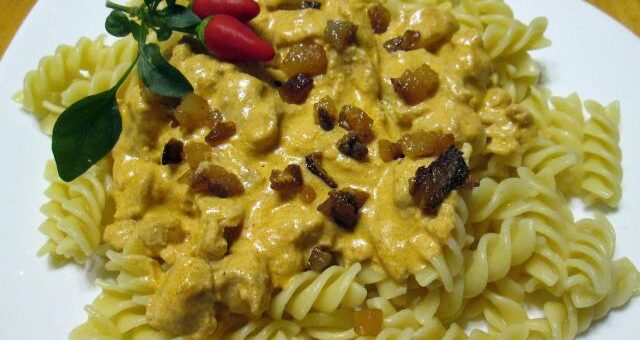 csikós tokány fusilli tésztával tányéron