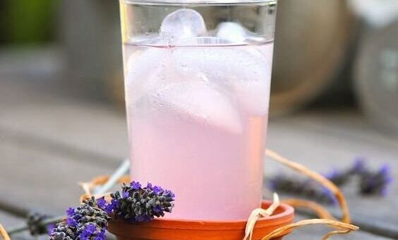 levendula limonádé pohárban