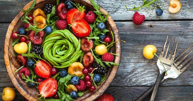 friss nyári saláta tálban sok gyümölccsel