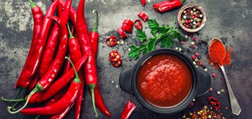 fűszer paprika szósz tálban és fűszer paprikák