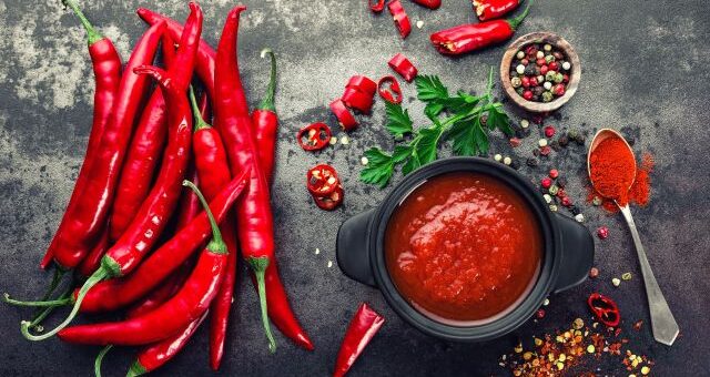 fűszer paprika szósz tálban és fűszer paprikák