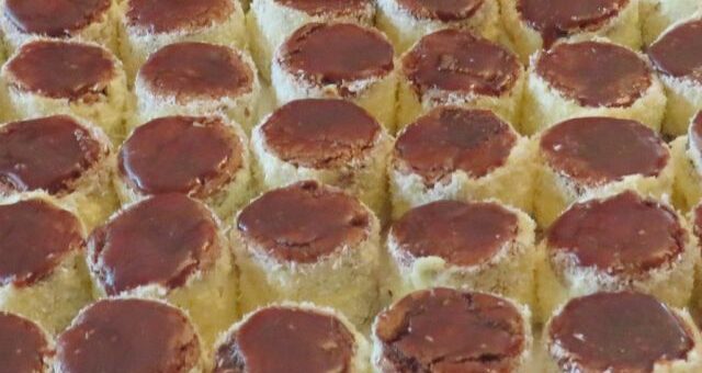 Kozáksapka sütemények tányéron