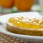 narancslekvár cukkiniből kenyérre kenve