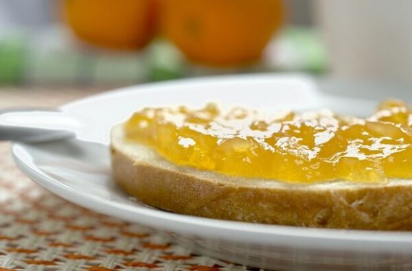 narancslekvár cukkiniből kenyérre kenve