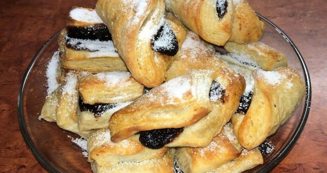 szilvalekváros hájas sütemények tányéron