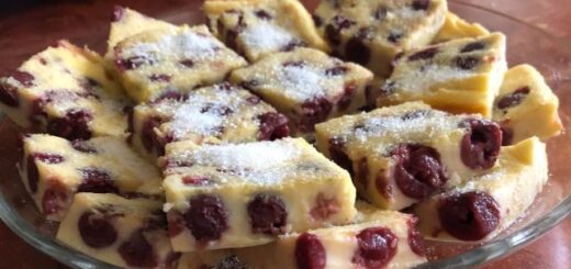 gyümölcsös tejpite tányéron