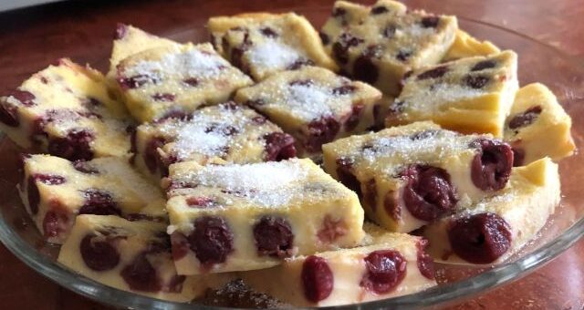 gyümölcsös tejpite tányéron