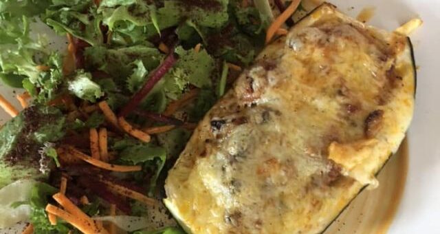 töltött cukkini friss salátával tányéron