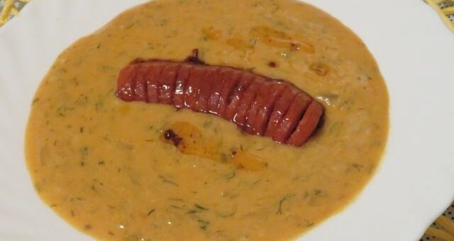 egy tányér cukkini főzelék sült kolbásszal