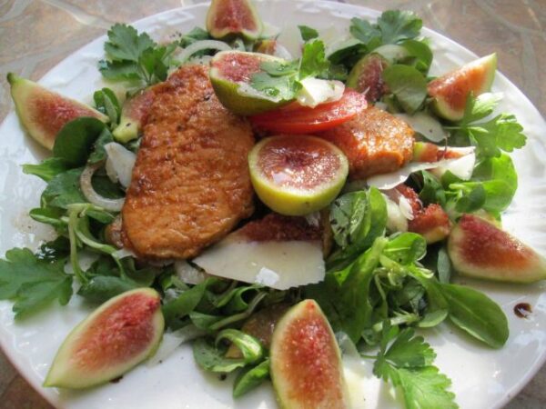 karajszelet őszi salátával tányéron