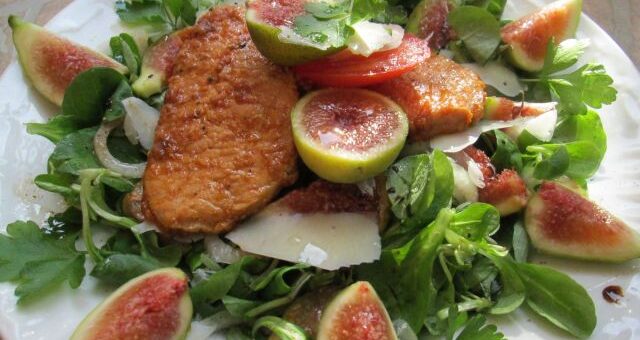 karajszelet őszi salátával tányéron