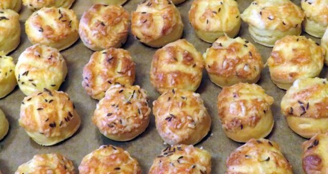 sajtos-köményes pogácsa kisülés után tepsiben