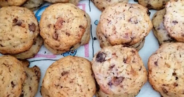 Amerikai csokis keksz tányéron