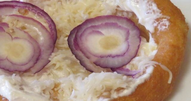 kefíres lángos sajtos-tejfölösen lilahagymával