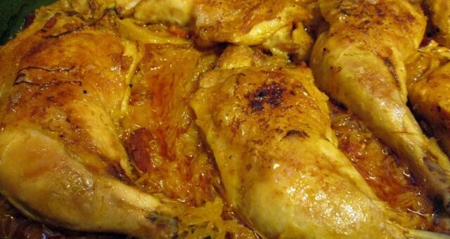 savanyú káposztaágyon sült csirkecomb tárnyéron