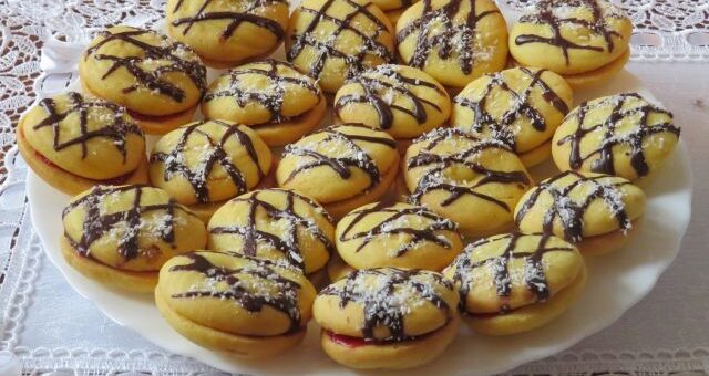 20 néró sütemény tányéron