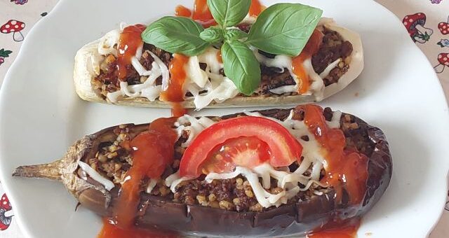 zöldséges bulgurral töltött padlizsán és tök tányéron