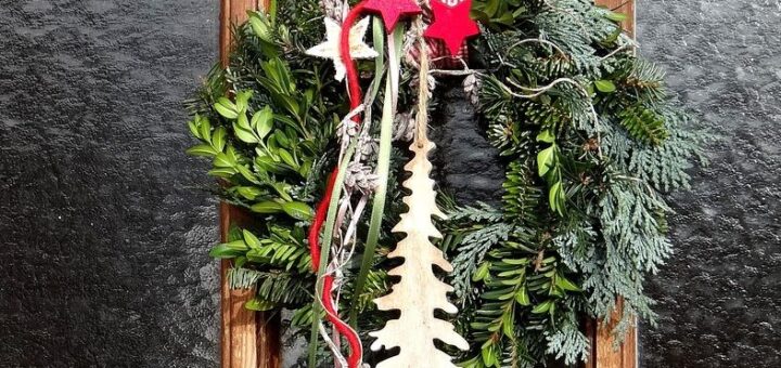 karácsonyi kopogtató a kert növényeiből