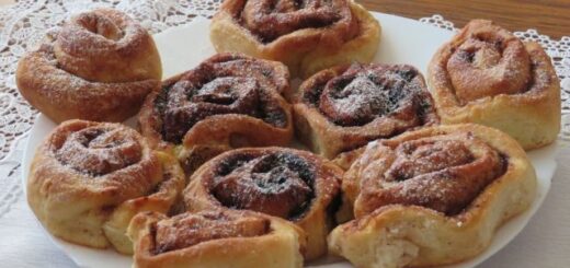 fahéjas és kakaós csiga tányéron