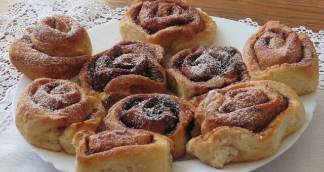 fahéjas és kakaós csiga tányéron