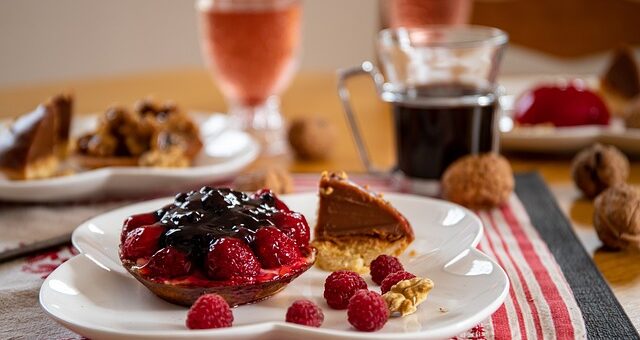 gyümölcsös desszert tányéron