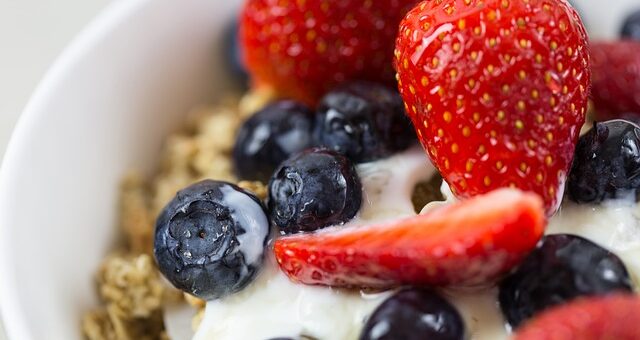 granola joghurttal és gyümölcsökkel