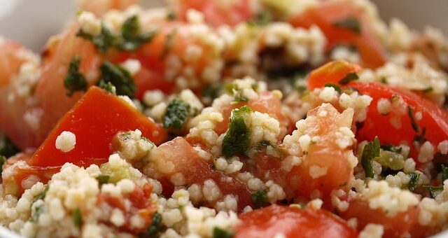 kuszkusz paradicsommal és további zöldségekkel