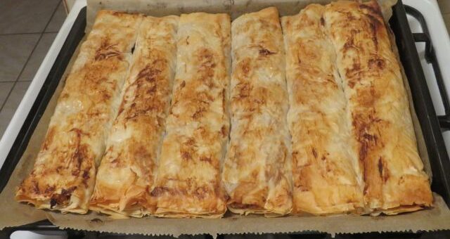 kisült rétes kész réteslapból tepsiben