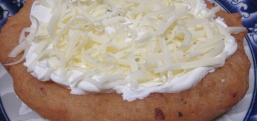 piacos lángos sajttal és tejföllel