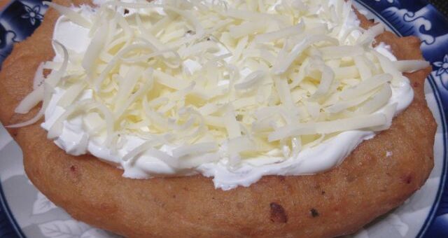 piacos lángos sajttal és tejföllel