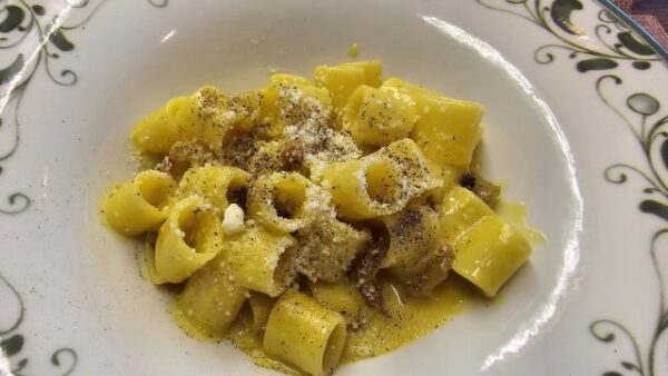 az olasz konyha egyik remeke a carbonara tányéron