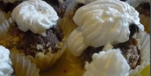 sütés nélküli diós golyók tejszínhabbal