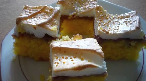 lekváros, habos piskóta tányéron