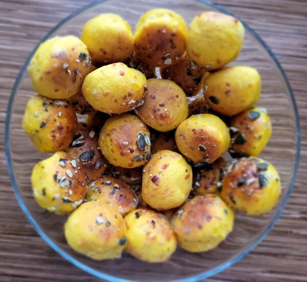 sütőtökös pogácsa tálban