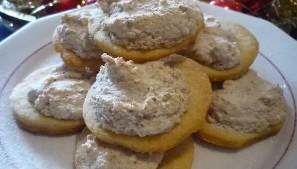 Diós habos linzerkarika tányéron